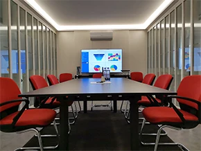 Mesa de reuniões da Outside, com cadeiras vermelhas, onde podemos conversar.